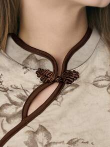 Nöista 这款印花短袖修身上衣采用中式立领设计，搭配打结式盘扣，轻盈柔软的面料和撞色滚边营造出复古东方韵味，是春季、约会之夜、春季穿搭、休闲时尚造型以及日常精致装扮的理想之选。 - 杏色 - 查看 6