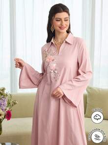 Al Najma Elegantes langärmliges Kleid mit Paillettenkragen in Pink - Pink - Übersicht 3