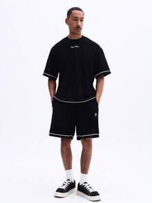 SUMWON Ensemble coordonné classique t-shirt col rond noir et short avec passepoil contrastant blanc. Tenue de détente décontractée pour l'été - Noir - Voir 8