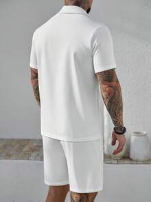 Manfinity CasualCool 男士纯色翻领短袖单排扣衬衫和短裤休闲套装 - 白色 - 查看 2