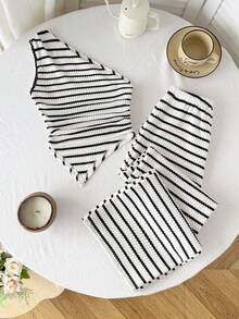 SHEIN 休闲条纹不对称肩部和下摆设计纹理黑白条纹短款T恤和裤子两件套，适合居家、度假、海滩、夏季穿着。 - 黑與白 - 查看 2