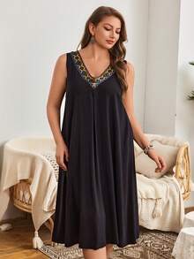 Serenescape 大码女式黑色V领几何刺绣图案柔软垂坠舒适透气梭织面料中长连衣裙，休闲度假装或睡衣 - 黑色 - 查看 5