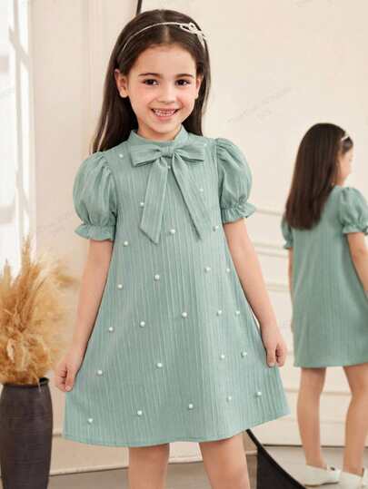 SHEIN Vestido suelto con cuello de pie y mangas de pétalos con decoración de mariposa para niña