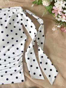 SHEIN Áo croptop dệt kim màu trắng dành cho bé gái tuổi teen, kiểu dáng tối giản, họa tiết chấm bi, dáng bất đối xứng, xếp ly, thích hợp cho mùa xuân/hè, phong cách thường ngày, cá tính, mặc hàng ngày. Áo kiểu chấm bi, áo lệch vai, áo chấm bi, áo chấm bi tay ngắn, áo dễ thương, áo chấm bi, áo chấm bi dễ thương. - trắng - Xem 4