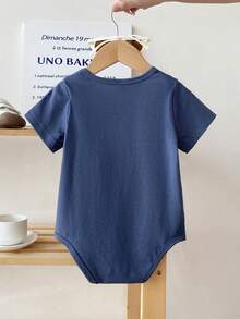 SHEIN Playful Pals 男婴幼儿新生儿0-3岁春夏休闲日常穿着及外出趣味3D标语“妈妈的宝贝”针织天蓝色短袖连体衣，纯棉材质 - 藍色 - 查看 2