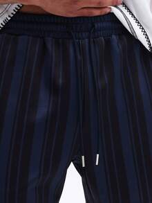 SUMWON Pantalones cortos casuales de hombre con cordón, a rayas azul marino, con bolsillos laterales, logotipo de texto, para playa y vacaciones de verano, corte relajado - azul real - Ver 6