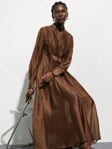 Aveloria Modichic 深咖啡色薄纱连衣裙，轻盈飘逸，复古现代风格，适合晚宴、职场及优雅日常场合。特色包括：翻领、带袖口的长袖、圆环系带腰身、修身剪裁。面料如丝般柔软，轻盈舒适。关键词：薄纱连衣裙、复古长袖连衣裙、系带腰身、飘逸、丝般面料、现代优雅、职业装连衣裙、夏秋新品、欧美时尚。女士西装领深V领泡泡袖长袖系带连衣裙 - 咖啡棕 - 查看 6