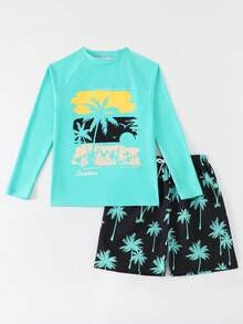 两件套青少年男童泳装，蓝色上衣印有“Sunshine”字样和日落棕榈树图案，搭配饰有热带棕榈树图案的黑色泳裤，适合度假、夏季、海滩、泳池、节日派对等场合。 - 彩色 - 查看 3