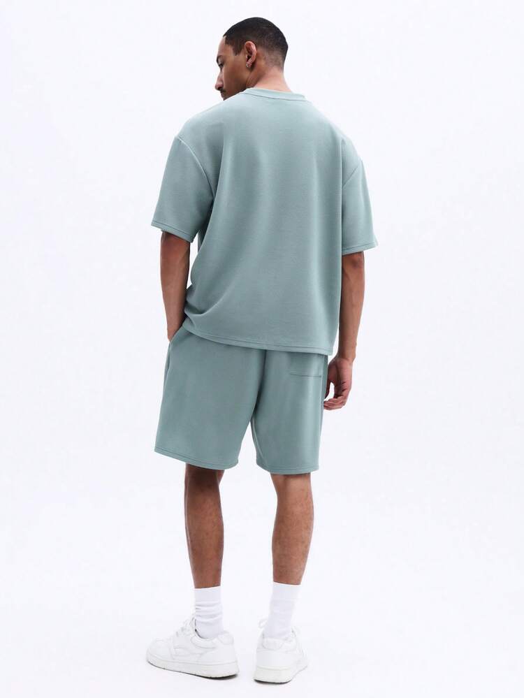 Conjunto de Camiseta de Manga Curta com Gola Careca e Shorts Coordenados na Cor Verde Sálvia, Confortável e Ajuste Relaxado, Roupa de Descanso de Verão