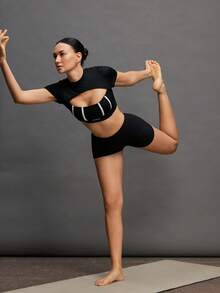 Activina Áo thun nữ tay ngắn cổ đứng, phối họa tiết khoét rỗng, in chữ, phong cách thường ngày, đa năng, thích hợp cho thể thao. - màu đen - Xem 5