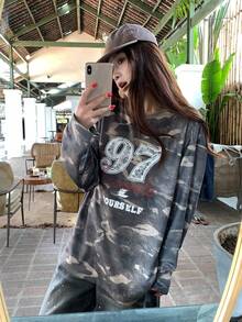 DAZY 女士休闲宽松迷彩印花圆领落肩长袖T恤超大款图案T恤 - 軍綠色 - 查看 4