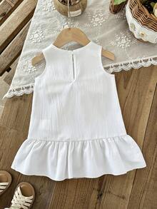 SHEIN 女婴无袖连衣裙，褶皱纹理面料，亲肤舒适，胸前饰有酒红色滚边的大蝴蝶结，不对称荷叶边下摆，适合日常或节日穿着。 - 白色 - 查看 2