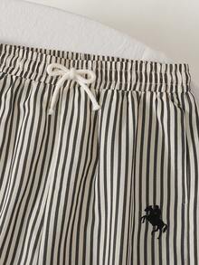 SHEIN 少女春夏时尚针织休闲刺绣马图案修身基础款T恤衫和条纹宽松裤套装 - 黑與白 - 查看 5