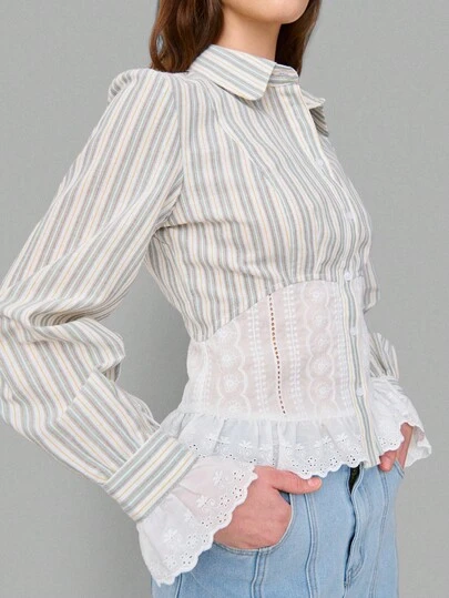 Nöista 长袖纽扣衬衫，采用竖条纹设计，搭配蕾丝束腰款式和荷叶边下摆，袖口饰有蕾丝花边。适合春夏穿着，女士款。