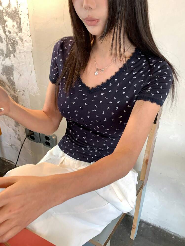 Women's Summer New Contrast Lace V-Neck Ditsy Floral Slim Fit Short Sleeve T-Shirt