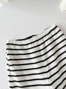 SHEIN 休闲条纹不对称肩部和下摆设计纹理黑白条纹短款T恤和裤子两件套，适合居家、度假、海滩、夏季穿着。 - 黑與白 - 查看 4