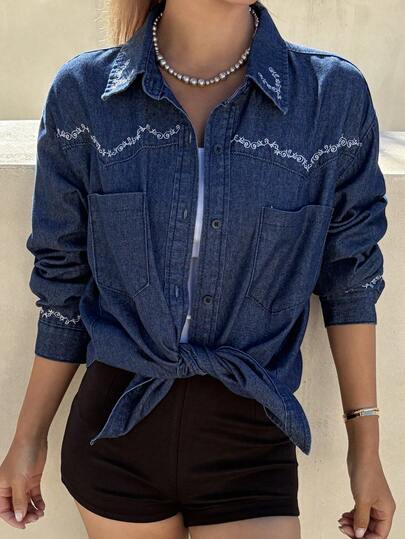 DAZY 女士翻领长袖宽松休闲牛仔衬衫，配有大口袋和花卉刺绣，适合都市休闲和度假穿着。
