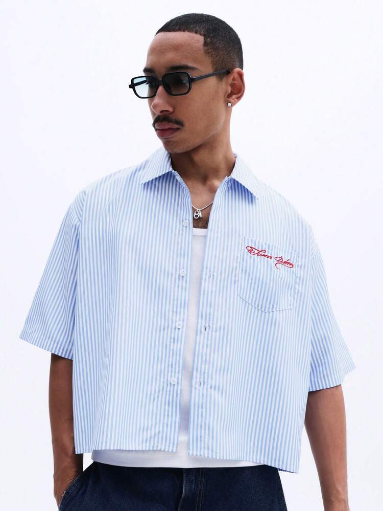 Chemise rayée à boutons avec broderie rouge