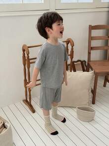 DAZY Kleine Jungen Pyjama-Set mit Buchstaben-Muster, Rundhalsausschnitt, Kurzarm-Top und Shorts - Grau - Übersicht 4