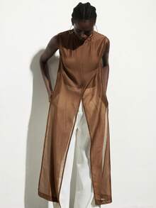 Aveloria Modichic 丝滑缎面质感，深巧克力棕色调，简约现代风格，圆领无袖设计，前中开衩细节，面料触感顺滑，宽松直筒剪裁，光泽度高，轻盈透气，适合通勤、办公、晚宴、艺术展览、时尚派对等各种场合。前短后长设计，女士圆领无袖宽松亮面加长衬衫 - 咖啡棕 - 查看 1