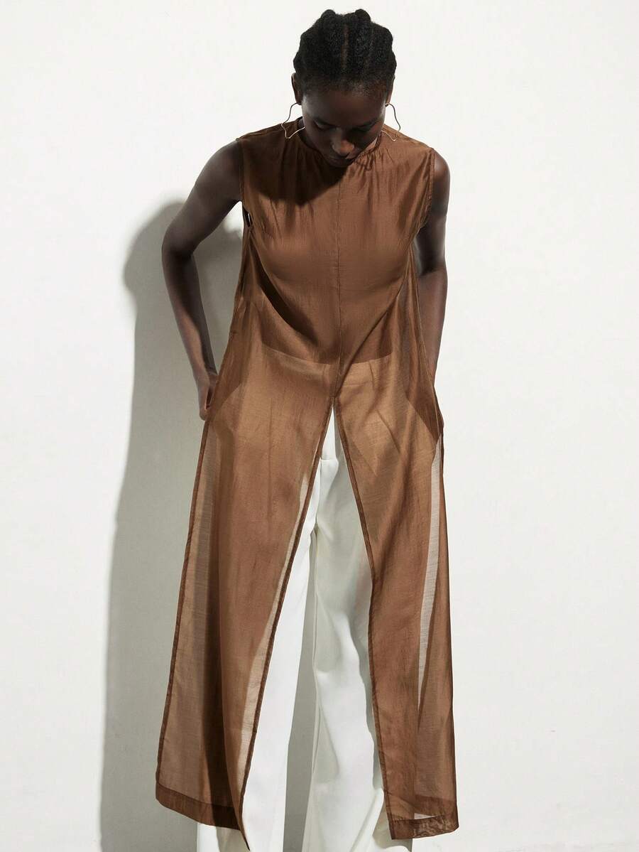 Aveloria Modichic 丝滑缎面质感，深巧克力棕色调，简约现代风格，圆领无袖设计，前中开衩细节，面料触感顺滑，宽松直筒剪裁，光泽度高，轻盈透气，适合通勤、办公、晚宴、艺术展览、时尚派对等各种场合。前短后长设计，女士圆领无袖宽松亮面加长衬衫 - 咖啡棕 - 查看 1