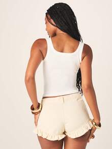 MISSGUIDED Pantalones cortos de mezclilla de tiro bajo para mujer con detalle de volante y borde con botones, pantalones cortos de verano casuales para playa y festival - Beis - Ver 2