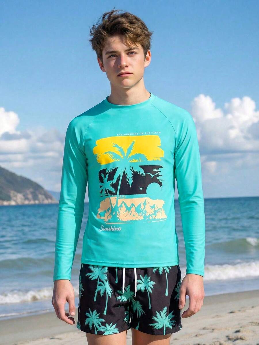 两件套青少年男童泳装，蓝色上衣印有“Sunshine”字样和日落棕榈树图案，搭配饰有热带棕榈树图案的黑色泳裤，适合度假、夏季、海滩、泳池、节日派对等场合。 - 彩色 - 查看 1
