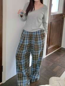 Dazy Plus Conjunto de pijama con top de manga larga de cuello en V de unicolor y pantalones a cuadros - Gris - Ver 6