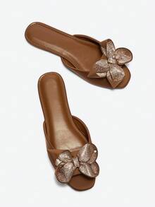 女士优雅 3D 水钻花朵和蝴蝶结装饰棕色莱卡面料时尚方头舒适日常和派对平底穆勒凉鞋 - 棕色 - 查看 5
