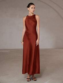 Aveloria Modichic 简约优雅不对称斜裁双面缎面醋酸纤维面料A字无袖连衣裙（女款） - 紅木色 - 查看 3