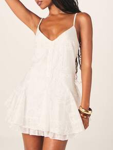 MISSGUIDED Vestido mini con escote en V, tirantes de espagueti y volantes escalonados bordados con ojales para ocasiones de verano - Blanco - Ver 1