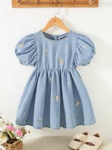 SHEIN Playful Pals Đầm denim cho bé gái mùa xuân thu kiểu đồng quê mới ngọt ngào màu xanh nhạt, chất liệu denim bạc màu, cổ tròn, tay phồng, thêu hoa nhỏ nhiều màu sắc, eo thắt, dáng chữ A. Chất liệu denim cotton cao cấp thoải mái, trang phục cơ bản hàng ngày đến trường, váy denim cotton cho kỳ nghỉ xuân thu, đầm denim thêu cho bé gái. - Rửa nhẹ - Xem 5
