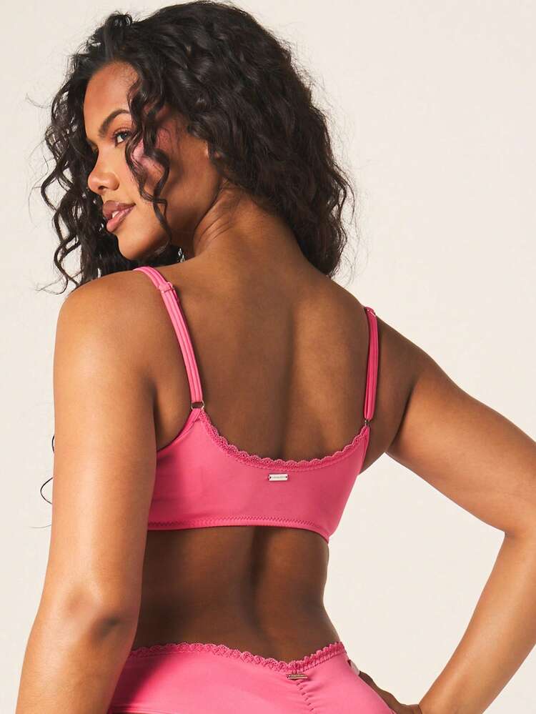 Missguided x Playboy Damskie stringi z logo, marszczeniami po bokach i koronkową lamówką oraz regulowanymi wiązaniami po bokach