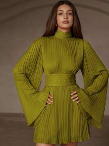 Aveloria Rosie 优雅轻盈的雪纺荷叶边连衣裙，立领设计，喇叭袖，收腰剪裁，适合情人节、圣诞派对以及欧美风格场合。 - 橄欖綠 - 查看 5