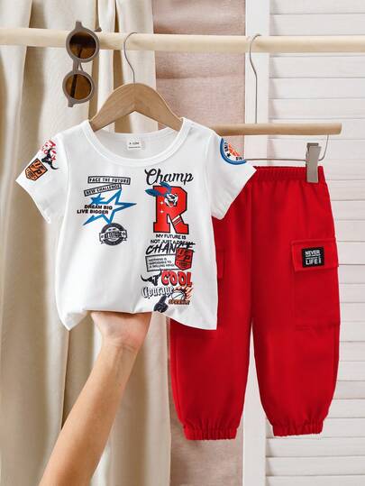 SHEIN Playful Pals Set de 2 piezas Camiseta de manga corta de punto blanca con estampado de eslogan y pantalones cargo de tejido negro para niños pequeños, conjunto de moda casual, adecuado para verano, diario, exterior, viaje