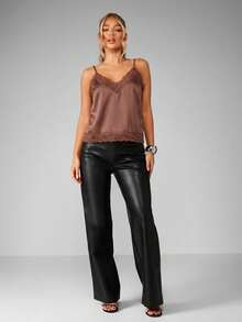 MISSGUIDED Blusa sin mangas con cuello en V, tirantes ajustables y ribete de encaje en satén para el verano y la noche - Café integral - Ver 4