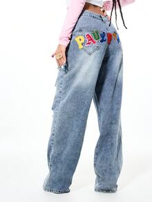 SUMWON X PAUL FRANK SUMWON WOMEN 女士宽松高腰直筒牛仔裤，饰有多色字母贴片和大型猴子图案印花，做旧牛仔布 - 淺色水洗藍 - 查看 3