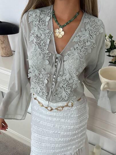 DAZY Áo kiểu nữ thanh lịch tay dài, vai rớt, thắt nơ phía trước, trang trí thêu ren.