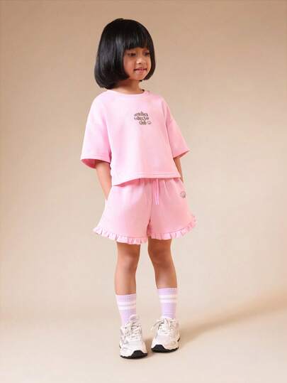 SUMWON Bộ đồ hai mảnh mùa hè năng động dành cho bé gái, gồm áo thun và quần short viền bèo họa tiết vỏ sò.