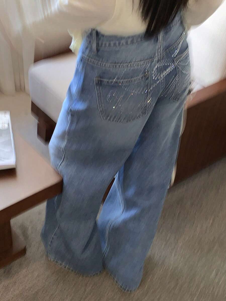DAZY 女士低腰蝴蝶结字母水钻宽松直筒牛仔裤，休闲牛仔裤 - 中等水洗藍 - 查看 1