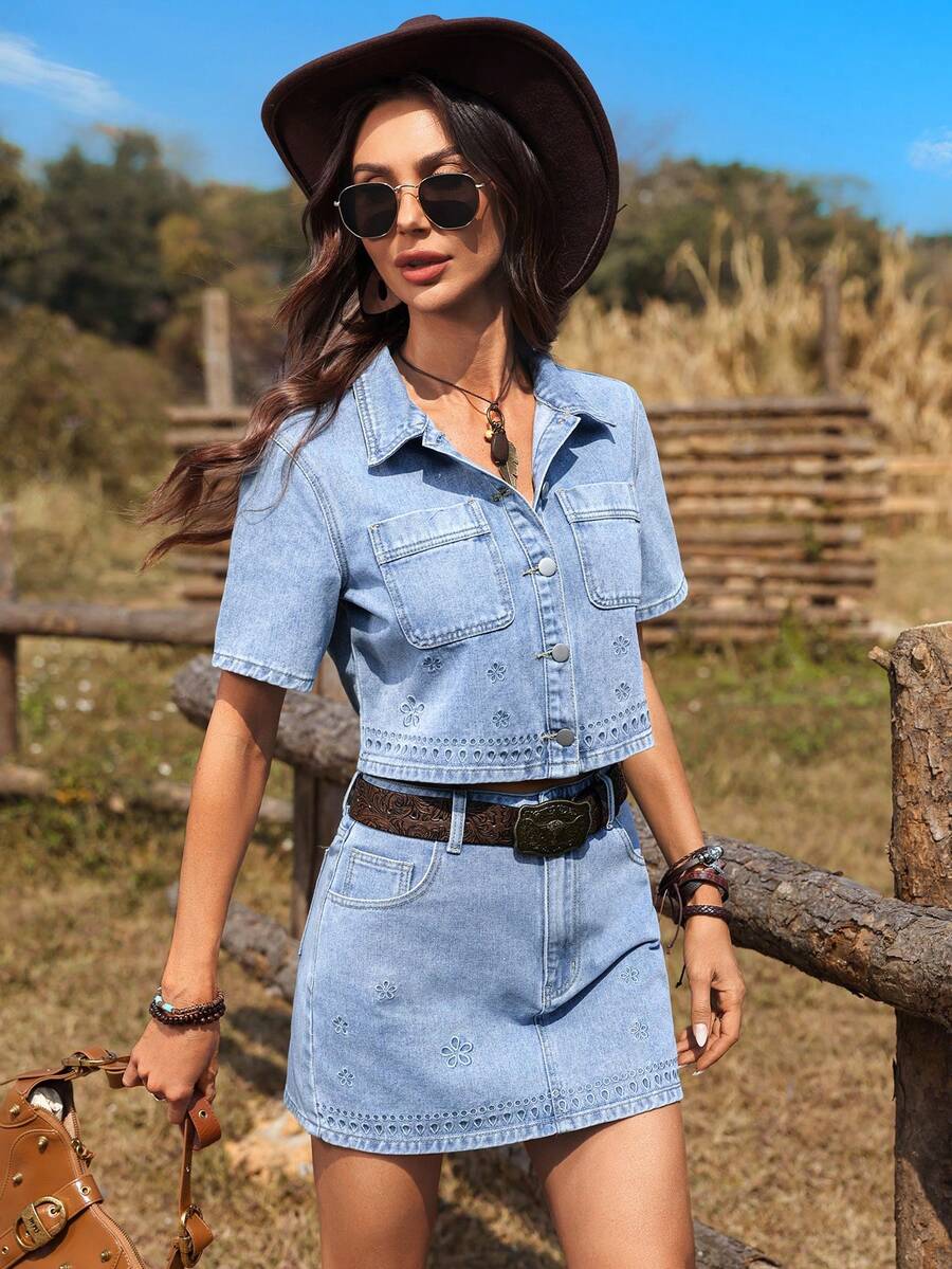 Breezaya Áo khoác denim nữ tay ngắn cài một hàng khuy, có túi, thêu họa tiết. - Màu xanh lam - Xem 1