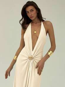 Aloruh 女士纯色深V领金属装饰性感露背连衣裙 - 米色 - 查看 2