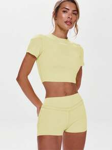 Musera Sport 圆领短袖修身运动上衣，适合健身房、板式网球、网球、匹克球、瑜伽、普拉提等运动，也适合日常休闲穿着。 - Butter Yellow - 查看 1