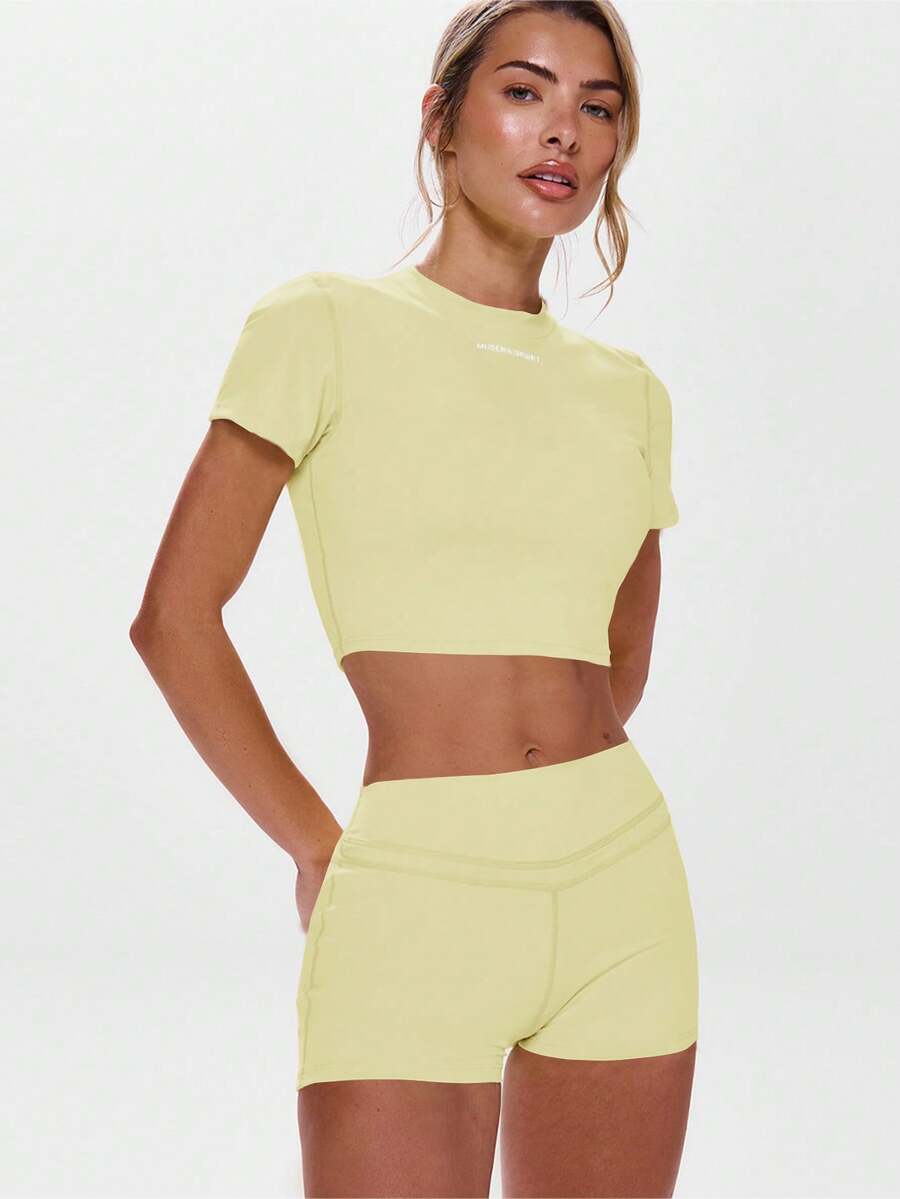 Musera Sport 圆领短袖修身运动上衣，适合健身房、板式网球、网球、匹克球、瑜伽、普拉提等运动，也适合日常休闲穿着。 - Butter Yellow - 查看 1