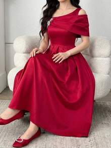 Elegante y glamoroso vestido de satén ajustado con escote hombros descubiertos, plisado y adornado con cristales para fiesta, color borgoña - Burdeos - Ver 6