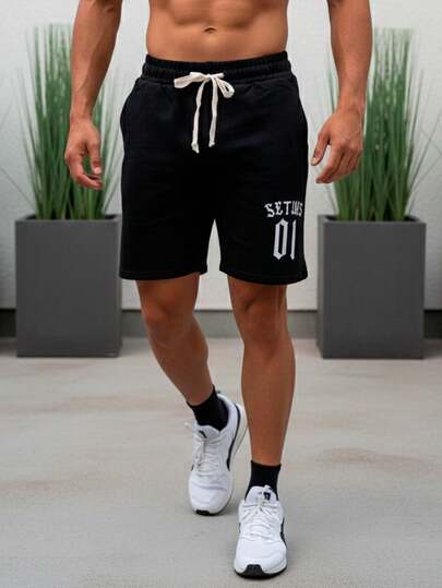 Short casual y deportivo para hombre, talle de cintura natural con cordón, ajuste de pierna suelto, dos bolsillos frontales y uno trasero funcionales, tela de poliéster y elastano, estampado de letras en la parte frontal, apto para temporadas de primavera y verano, muy fresco y cómodo, ideal para hacer deporte o el uso casual.