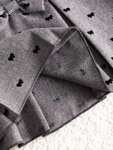 SHEIN 夏日少女超甜美无袖褶皱连衣裙，饰有蝴蝶结，可爱公主风，通体点缀精致蝴蝶结印花。这款时尚百搭的吊带连衣裙是小女孩外出必备单品。蝴蝶结连衣裙、灰色连衣裙、波点连衣裙、无袖A字休闲连衣裙 - 彩色 - 查看 7