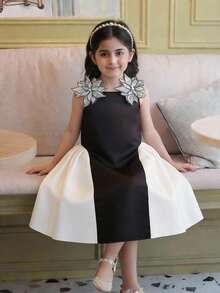SHEIN Robe élégante à col rond, à volants et nœud pour jeunes filles - Noir et Blanc - Voir 2
