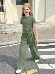 年轻女孩纯咖啡色纹理针织侧褶高领紧身上衣和阔腿裤 2 件套，夏季海滩度假、妈妈和女儿及姐妹搭配风格、搭配家庭度假、假期、法式、可爱、优雅、甜美、复古、时尚。非常适合休闲、日常穿着和日常上学。 - 綠色 - 查看 2