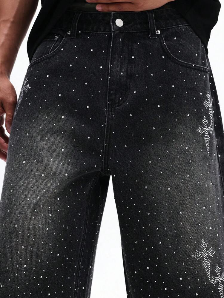 Shorts Denim Relaxados com Detalhes em Strass Brilhantes por Toda Parte, Barra Desfiada, Desgastado, Casual de Verão